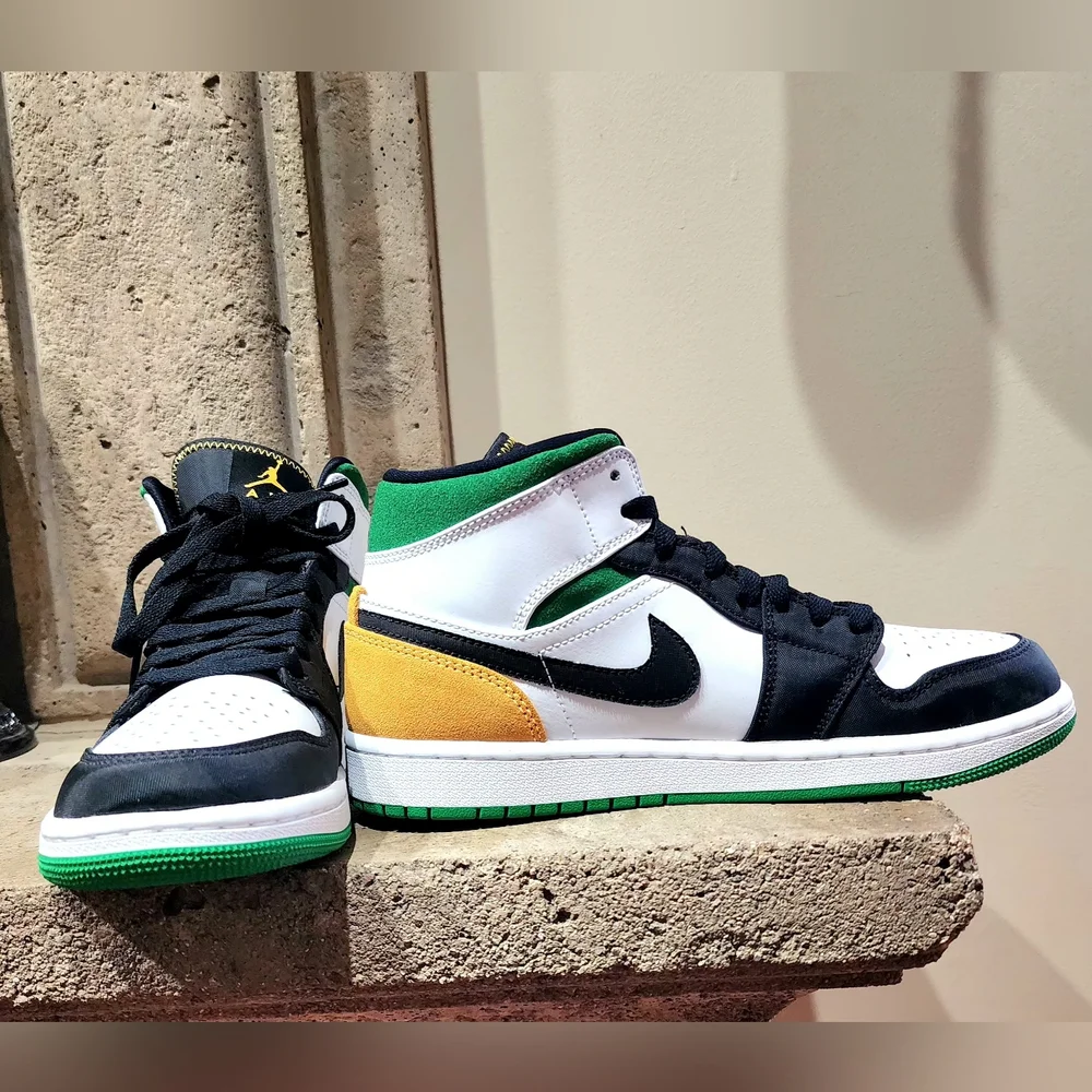 NWOB Nike AirJordan 1 Mid SE 'Oakland' Size 7.5(Men's) (8.5 Womens)